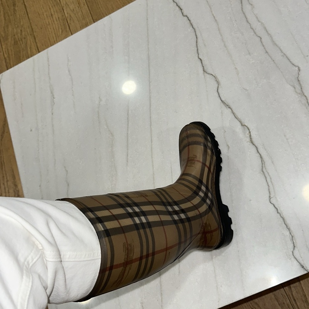 Burberry rain boots size 37 women